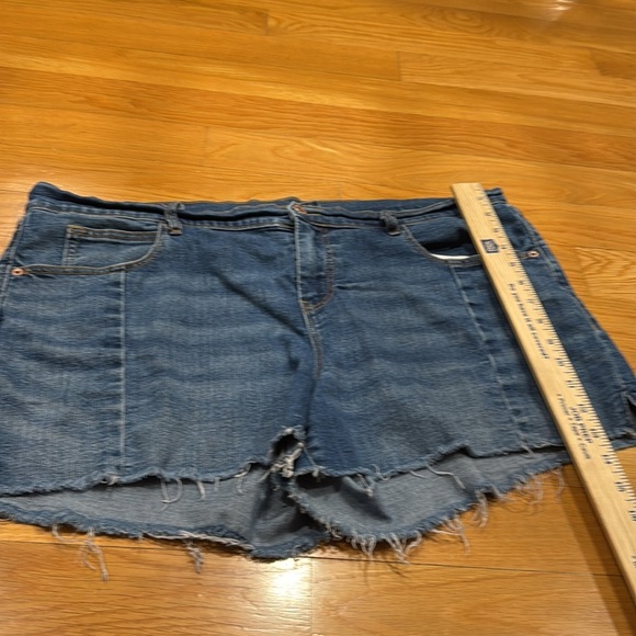 Old navy women’s boyfriend cutoff  jean shorts size 16 . - Picture 5 of 7